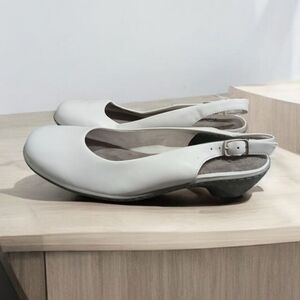 Walking Cradles Classics White Leather Slingback Shoes Womans size 7.5‎